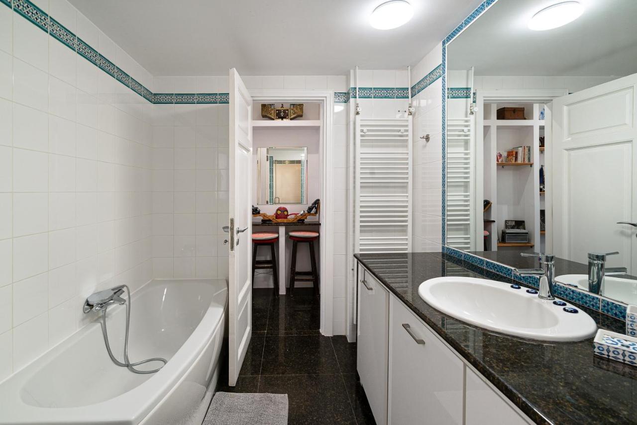 Spacious & Artistic Retro 2Bd Apt With Sauna Athens Exterior photo