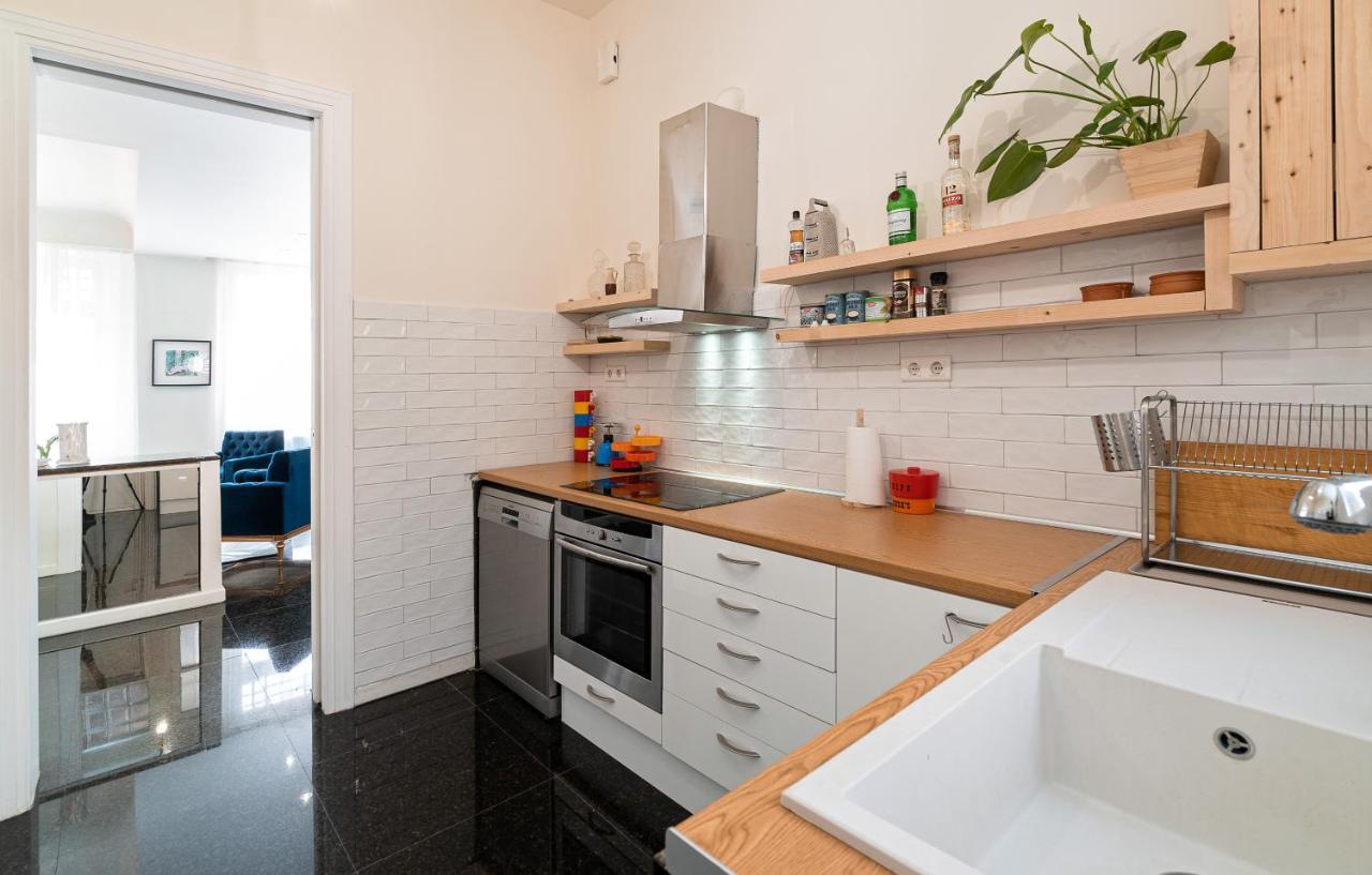 Spacious & Artistic Retro 2Bd Apt With Sauna Athens Exterior photo
